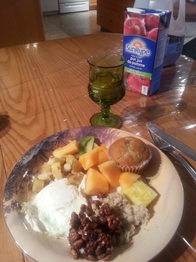 Pommes de terre, oeuf, "Puff Wheat Cake", "Oatmeal" (porridge ou gruau), fruits, muffin