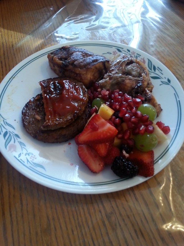 "Sausage Patty" (sorte de saucisse au porc sous forme plate) accompagnés de "Cinnamon Buns" (Roulés à la cannelle) et fruits