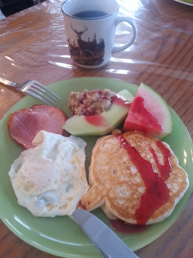 Jambon, oeuf, pancake, fruit, gruau