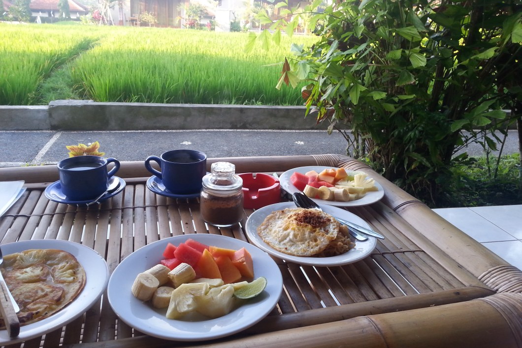Petit déjeuner sur la terrasse