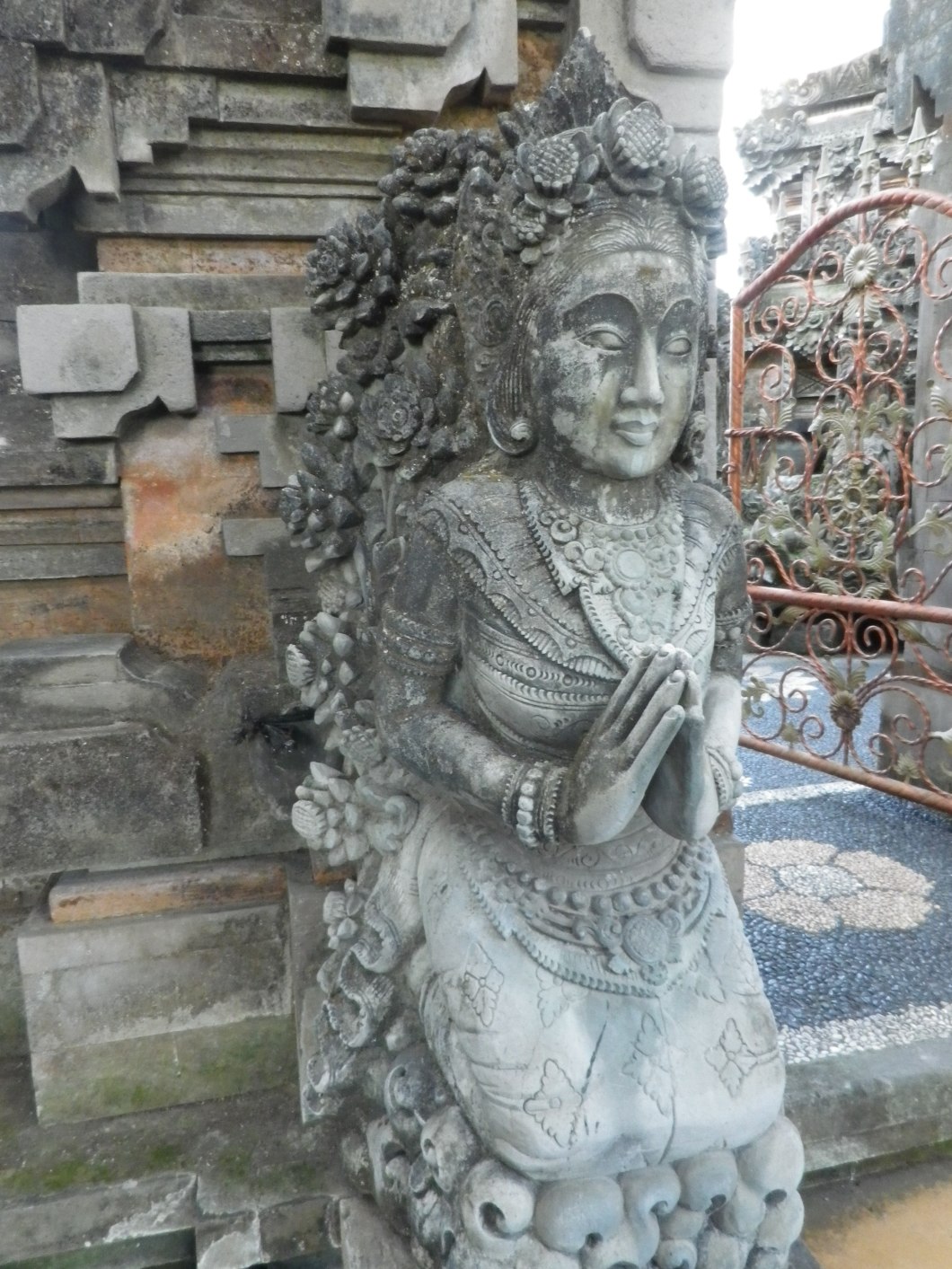 sculpture temple indonesien interieur